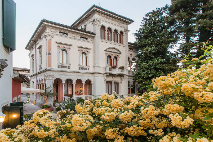<span style="color: red;">STAY</span> ITALY